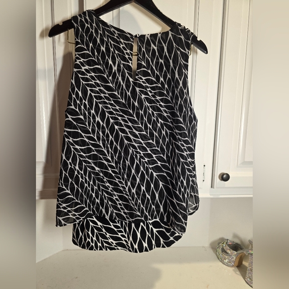 White House Black Market Black and White Sleeveless Top - Picture 4 of 4
